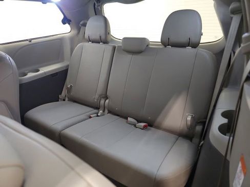 Used 2017 Toyota Sienna XLE image 28