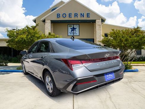 Used 2025 Hyundai Elantra SE FWD image 3