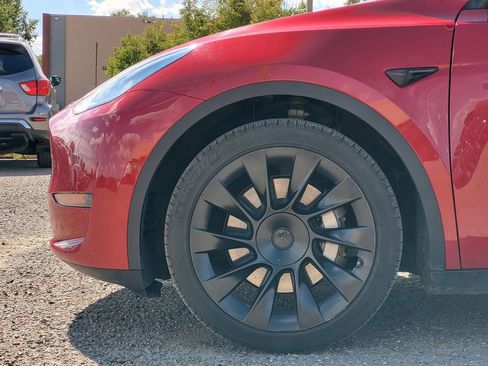 Used 2021 Tesla Model Y Long Range image 9