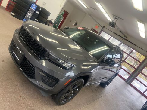 Certified 2023 Jeep Grand Cherokee Altitude image 5