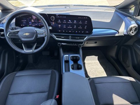 Used 2025 Chevrolet Equinox EV LT w/ Convenience Package image 16