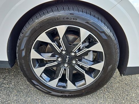 Certified 2023 Kia Carnival EX image 8