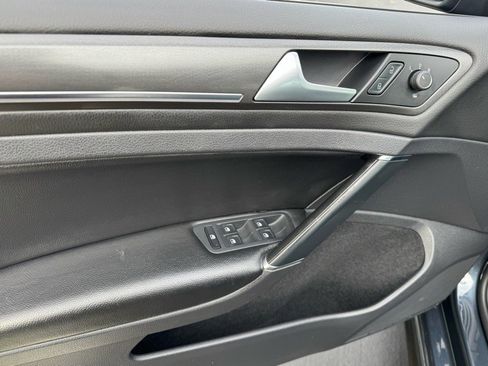 Used 2018 Volkswagen GTI SE image 18