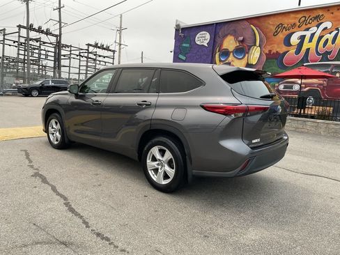 Used 2022 Toyota Highlander LE AWD/4WD image 3