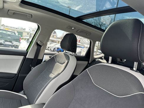 Certified 2025 Volkswagen Taos SE w/ Panoramic Sunroof Package image 9