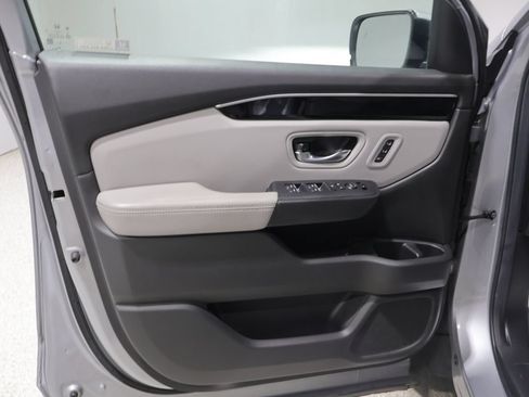 Used 2025 Honda Pilot Touring image 14