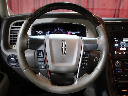 Used 2017 Lincoln Navigator Select image 19
