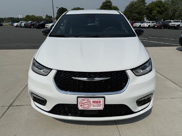Used 2026 Chrysler Pacifica Select FWD image 3