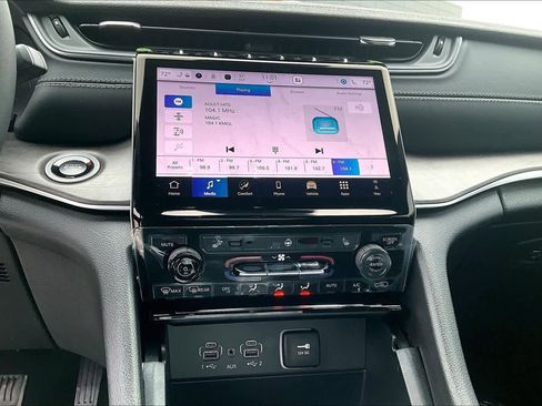 New 2025 Jeep Grand Cherokee Limited w/ Black Appearance Package image 18