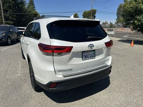 Used 2017 Toyota Highlander Plus FWD image 8