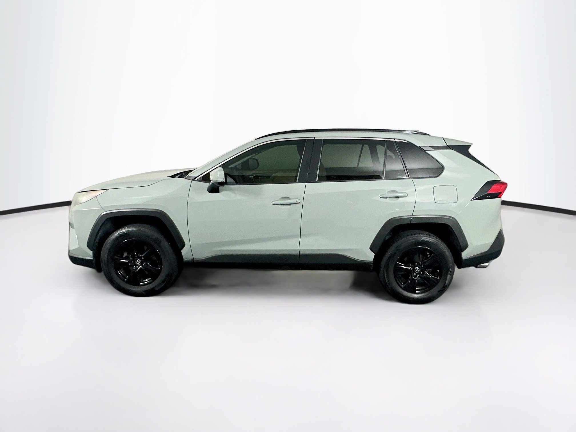 Used 2019 Toyota RAV4 XLE FWD image 4