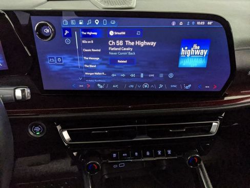 Used 2025 Chevrolet Traverse Z71 w/ Enhanced Driving Package AWD/4WD image 8