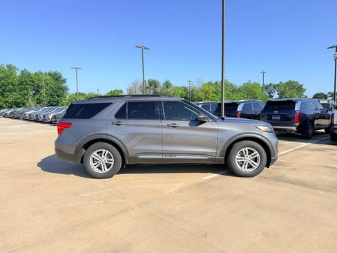 Used 2024 Ford Explorer XLT RWD image 4