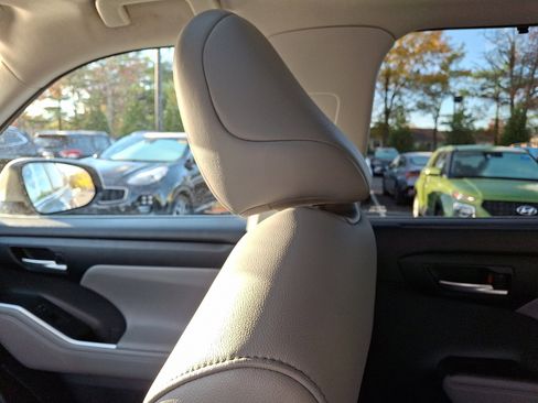 Used 2020 Toyota Highlander XLE image 17