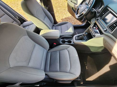 Used 2017 Hyundai Elantra SE w/ SE A/T Tech Package 03 image 8