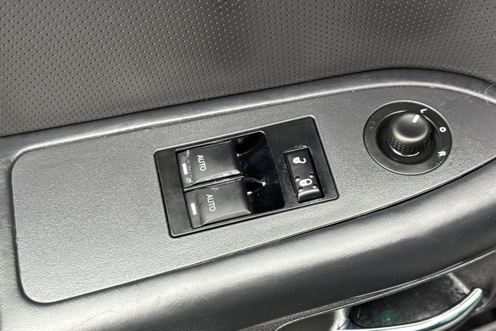 Used 2011 Dodge Challenger RWD image 12