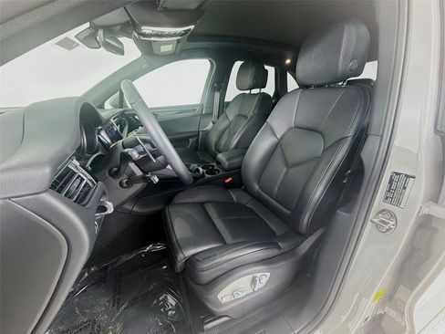 Certified 2025 Porsche Macan image 5