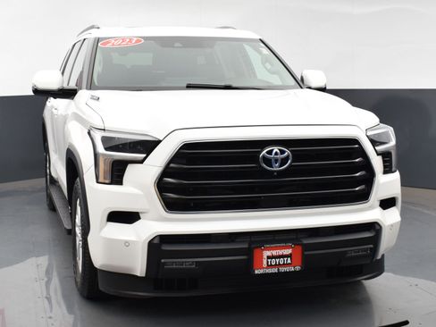Used 2023 Toyota Sequoia SR5 w/ SR5 Premium Package image 7