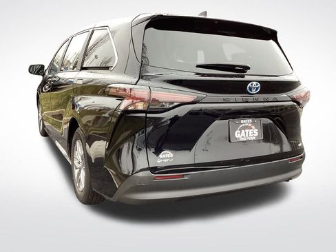 Used 2025 Toyota Sienna LE image 9