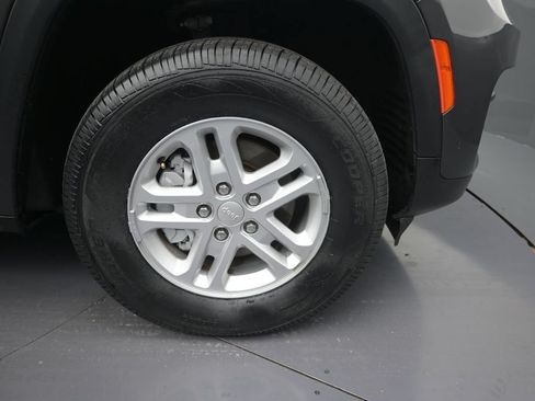 Used 2023 Jeep Grand Cherokee Laredo RWD image 9