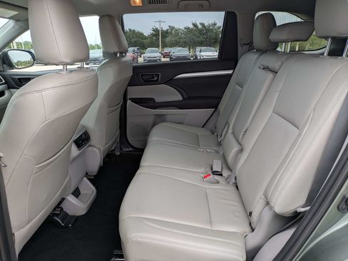Used 2019 Toyota Highlander LE AWD/4WD image 15