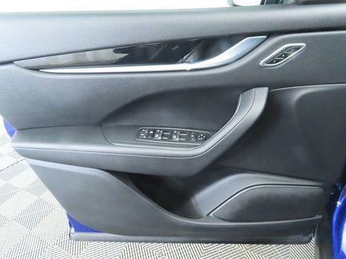 Used 2021 Maserati Levante image 25