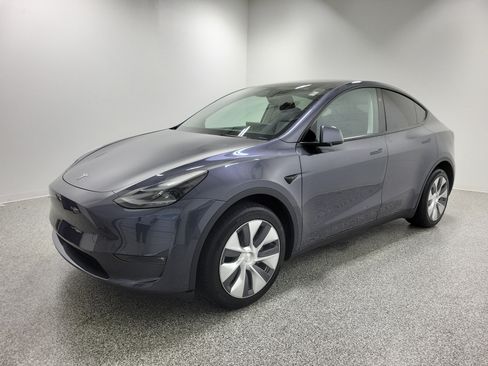 Used 2023 Tesla Model Y Long Range AWD/4WD image 2