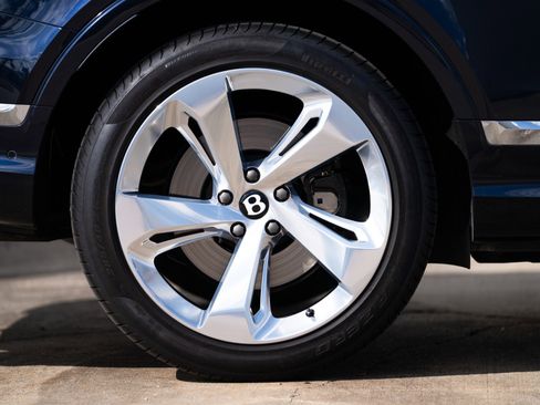 Used 2024 Bentley Bentayga image 36