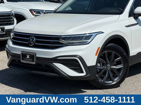 Used 2023 Volkswagen Tiguan SE w/ Panoramic Sunroof Package FWD image 2