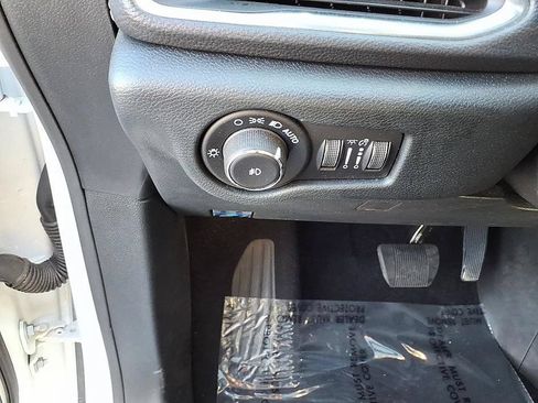 Used 2026 Chrysler Pacifica Limited FWD image 13