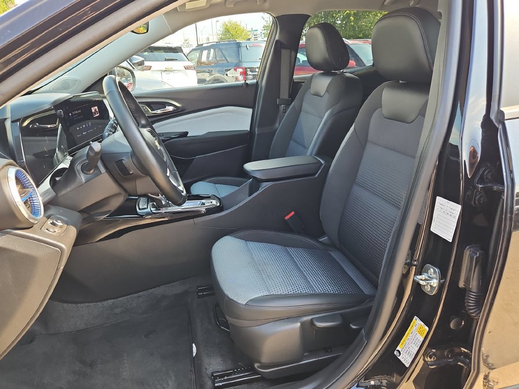 Used 2025 Chevrolet Trax LT w/ LT Convenience Package FWD image 25