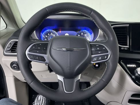 Used 2023 Chrysler Pacifica Touring-L image 14