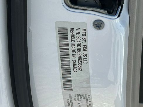 Used 2022 Chrysler Pacifica Touring-L image 12