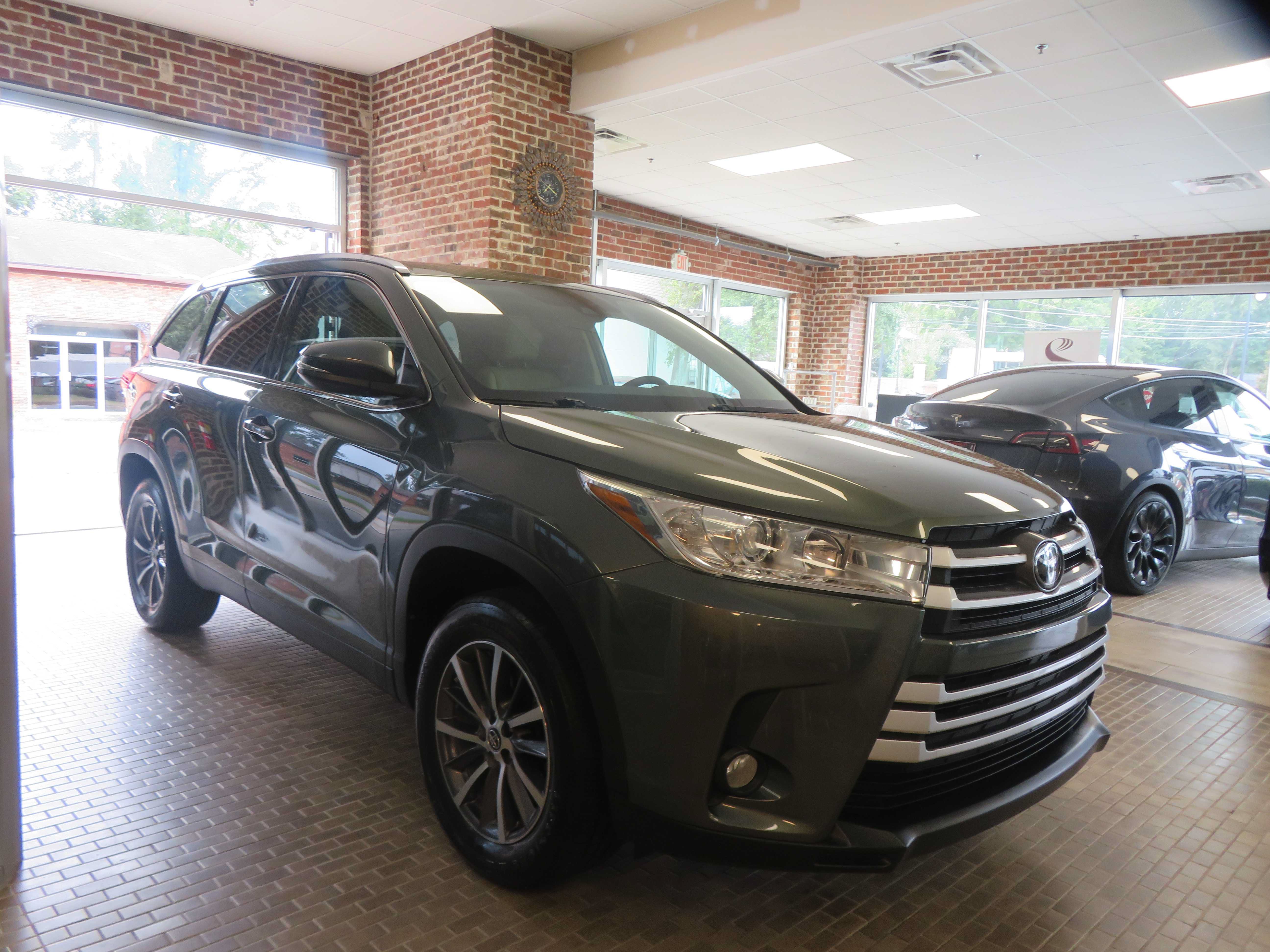 Used 2019 Toyota Highlander XLE FWD image 70