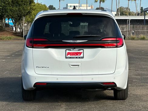 New 2026 Chrysler Pacifica Select FWD image 4