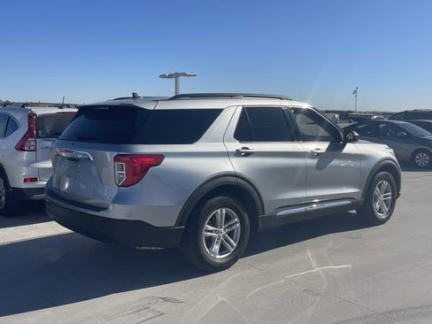 Used 2022 Ford Explorer XLT image 2