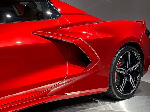 Used 2021 Chevrolet Corvette Stingray w/ Z51 Performance Package image 17