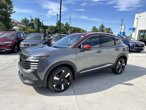 Used 2025 Nissan Kicks SR FWD image 3