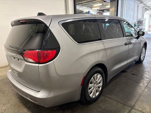 Used 2018 Chrysler Pacifica L FWD image 4