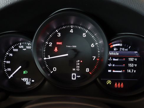 Certified 2025 Porsche Macan image 14