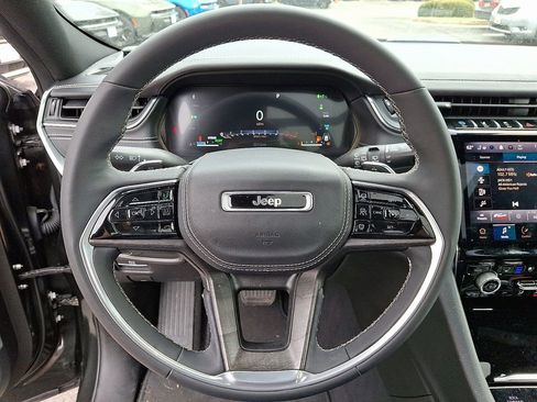 Used 2023 Jeep Grand Cherokee Overland image 18