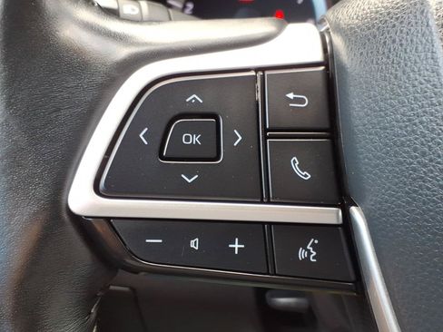 Used 2024 Toyota Highlander LE AWD/4WD image 18