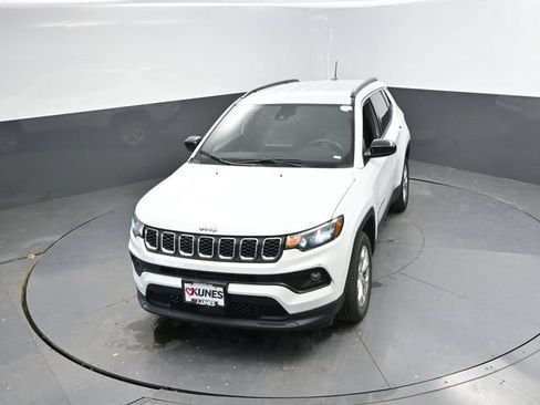 Used 2024 Jeep Compass Latitude AWD/4WD image 37