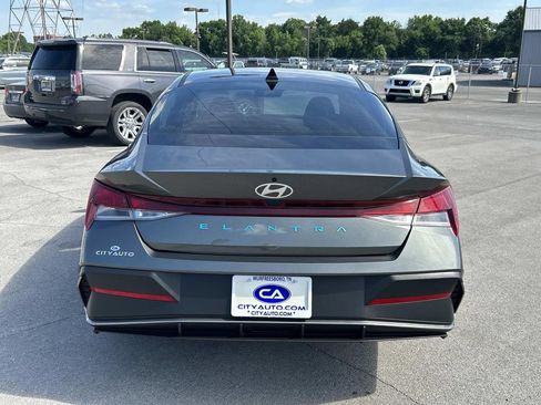 Used 2024 Hyundai Elantra SE FWD image 5