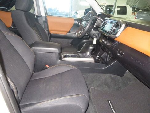 Used 2016 Toyota Tacoma SR5 w/ SR5 Appearance Package (SN) image 32