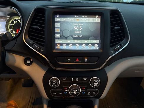 Used 2022 Jeep Cherokee Latitude Lux w/ Sun & Sound Group AWD/4WD image 12