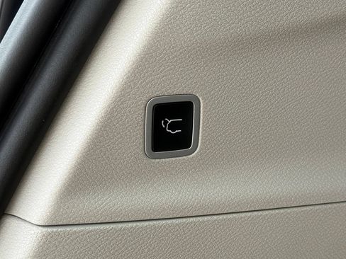Used 2019 Chrysler Pacifica Touring-L FWD image 17