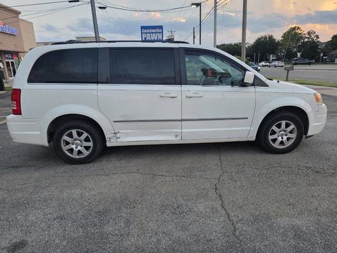 Used 2010 Chrysler Town & Country Touring Plus image 7