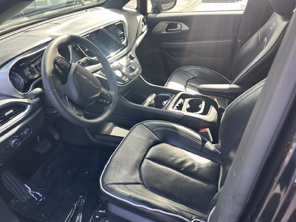 Used 2025 Chrysler Pacifica Limited FWD image 11