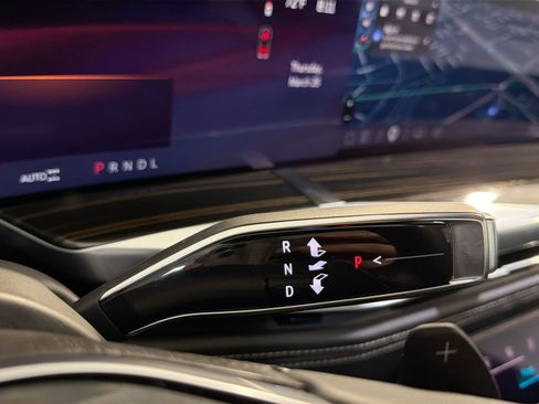 Used 2025 Cadillac Escalade Premium Luxury AWD/4WD image 21